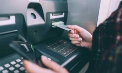 Rút tiền từ thẻ tín dụng: Tiền mất tật mang, lợi bất cập hại (2022)
